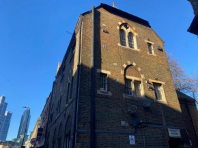 Victorian Building - sleeps 5 - Pet Friendly